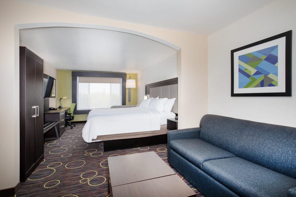 Suite, 1 King Bed with Sofa bed | Desk, iron/ironing board, rollaway beds, WiFi (free)