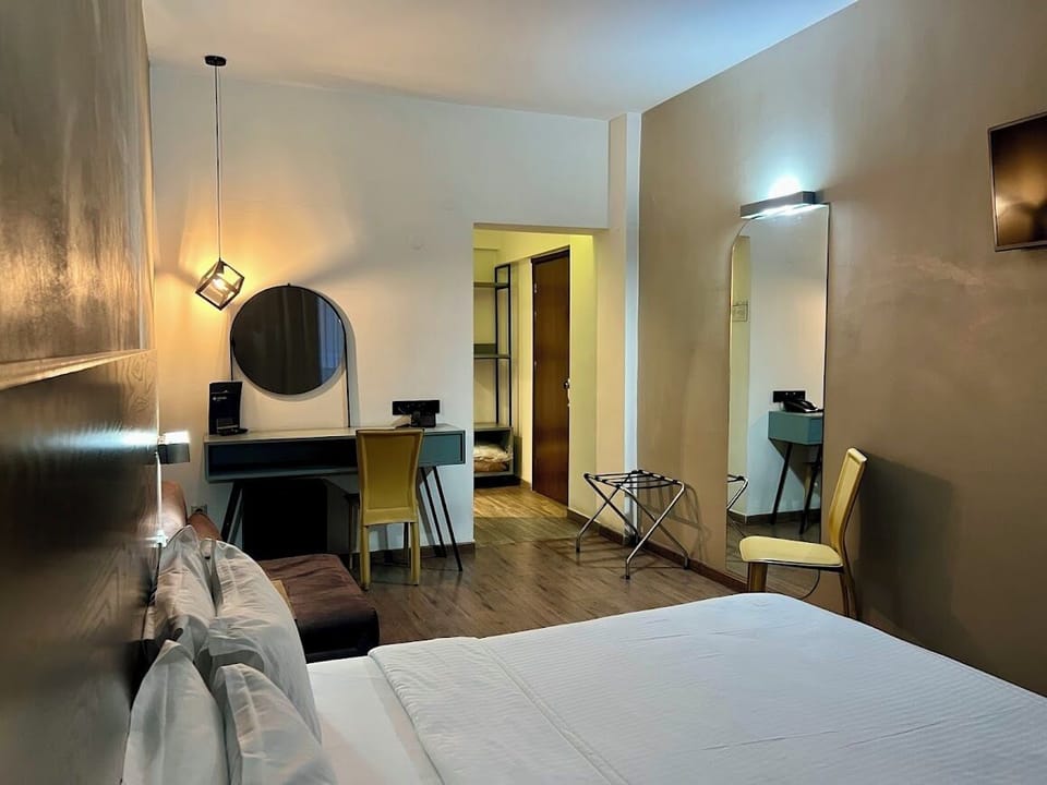 City Nest Double/Twin | Hypo-allergenic bedding, in-room safe, desk, blackout drapes