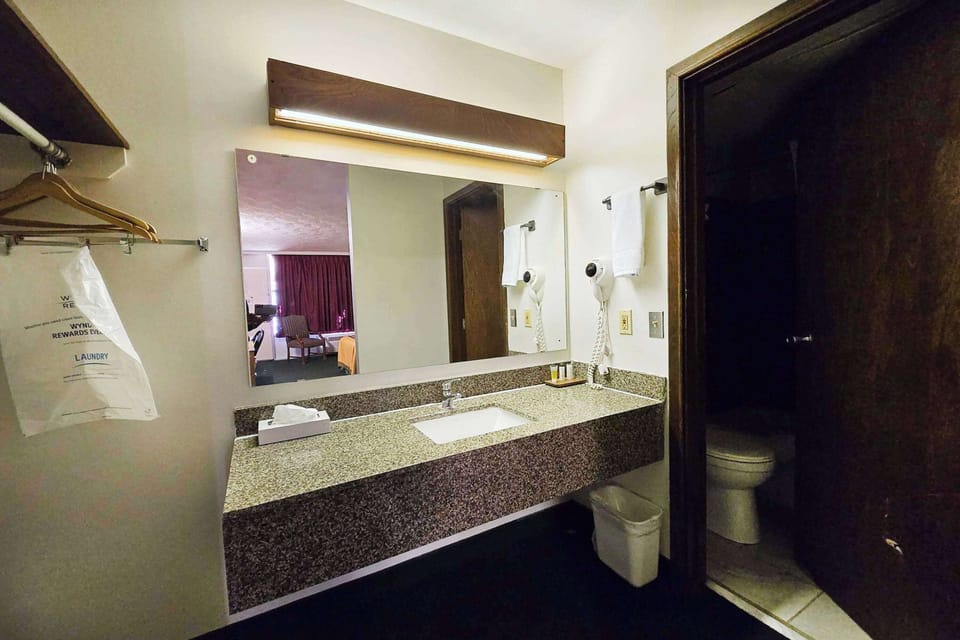 Travelodge by Wyndham Oakley Hotel in Kansas