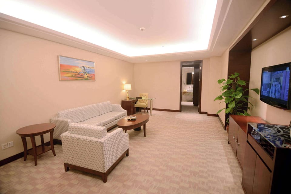 Superior 1 King Bed Non-Smoking Suite | Minibar, in-room safe, desk, laptop workspace