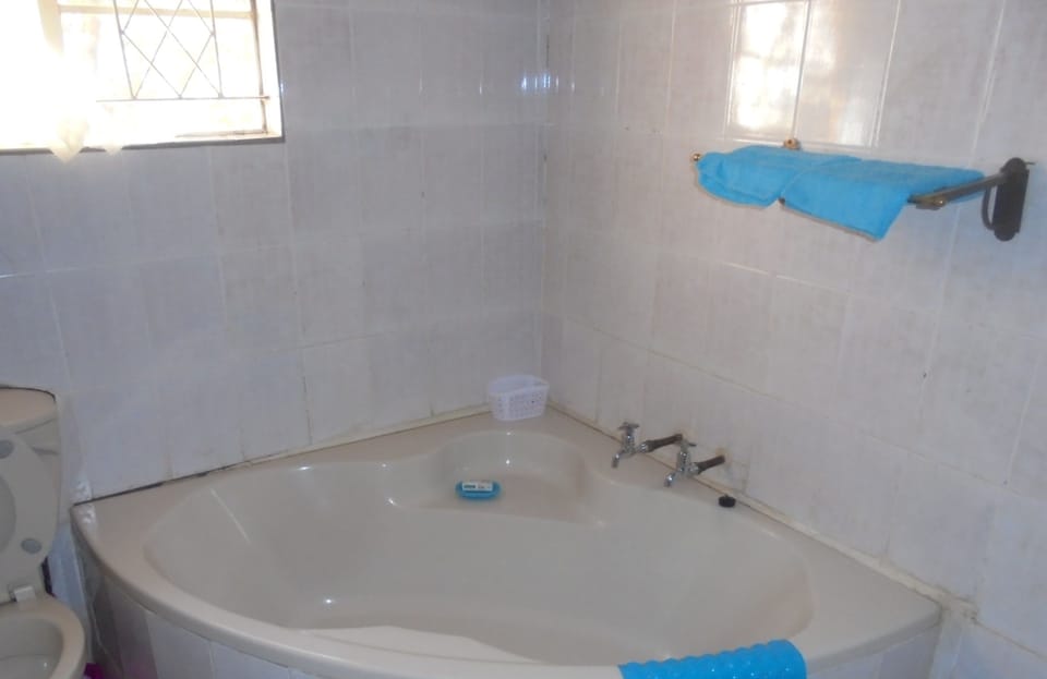Deep soaking bathtub