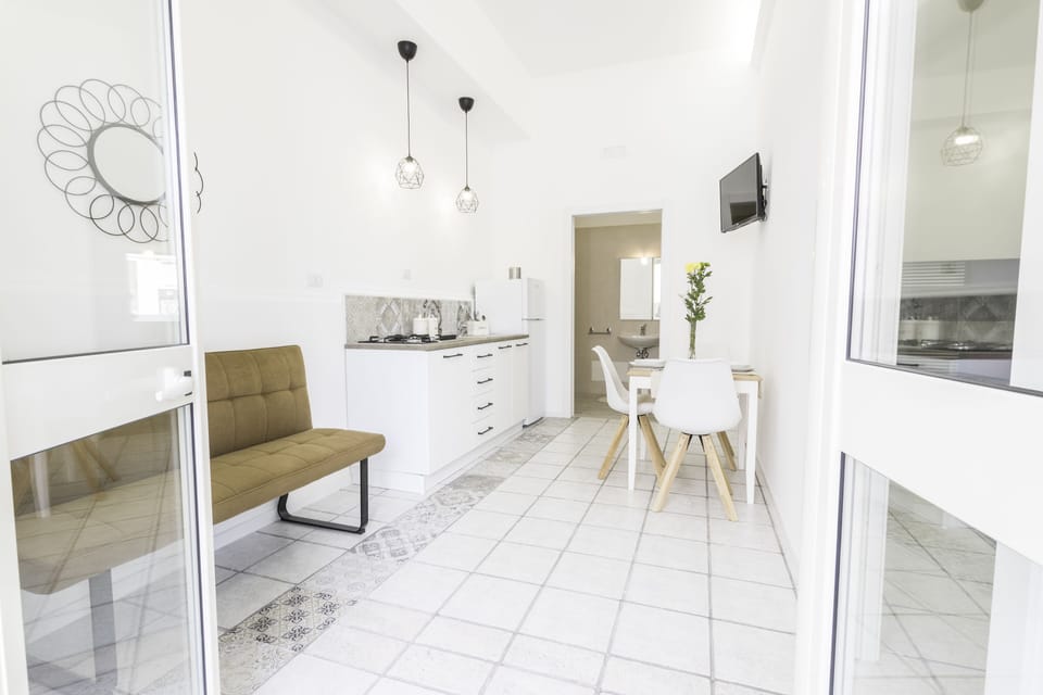 Suite, Accessible (Platino) | Private kitchen | Fridge, highchair