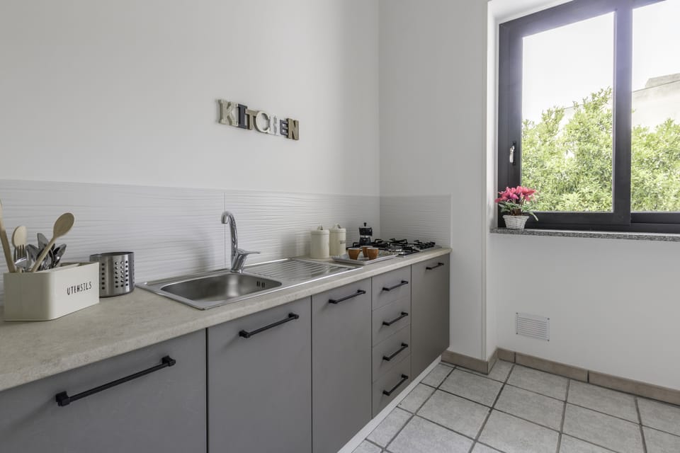 Suite (Palladio) | Private kitchen | Fridge, highchair