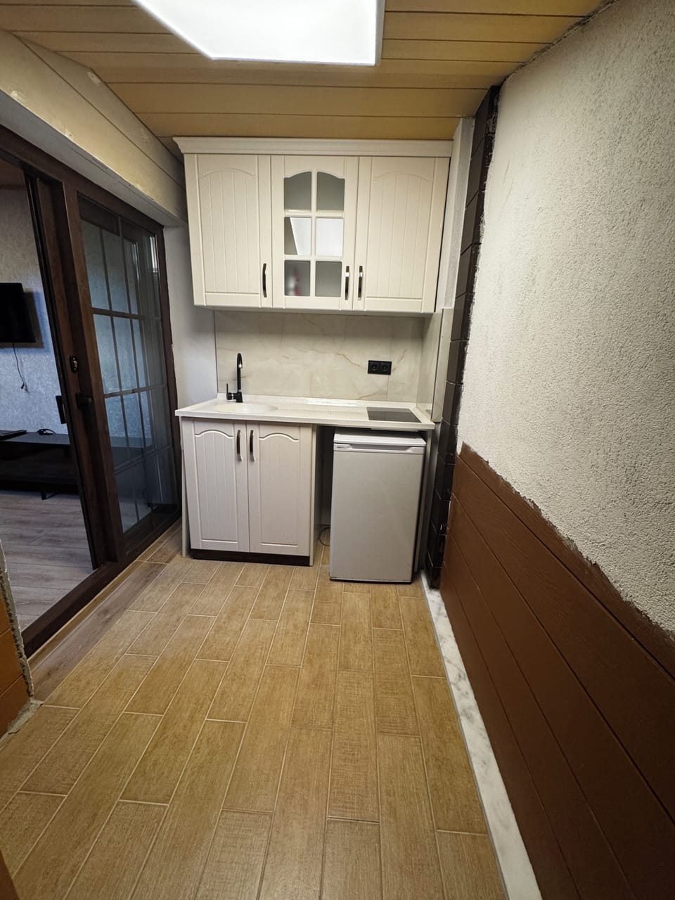 Economy Studio Suite | Private kitchen | Fridge, electric kettle, griddle, cookware/dishes/utensils