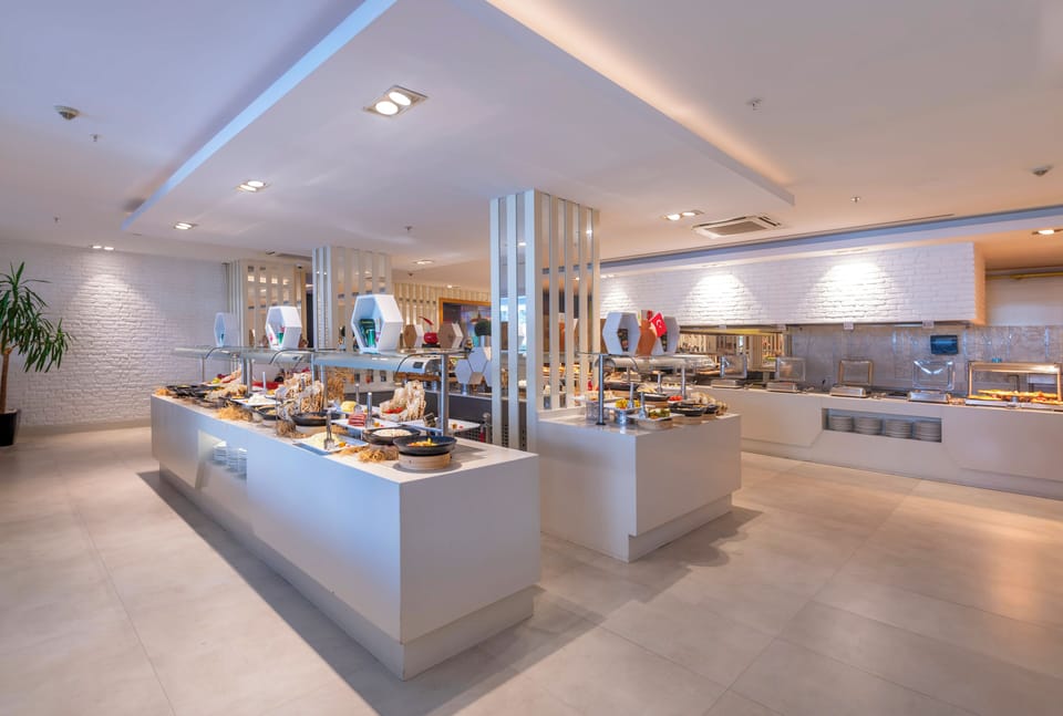 7 restaurants; breakfast, lunch, and dinner served