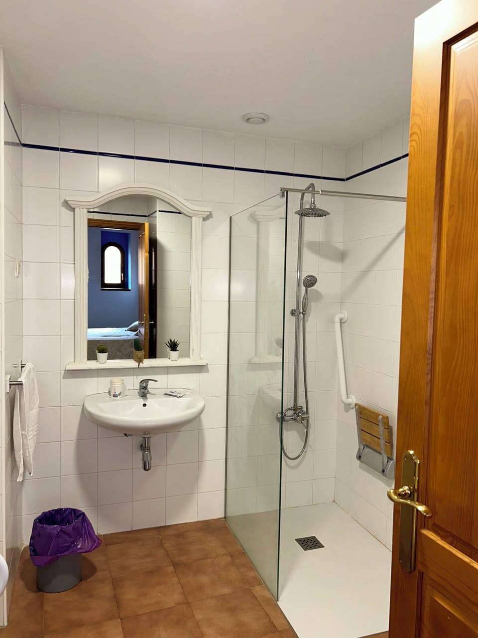 Superior Double Room | Bathroom | Free toiletries, hair dryer, towels