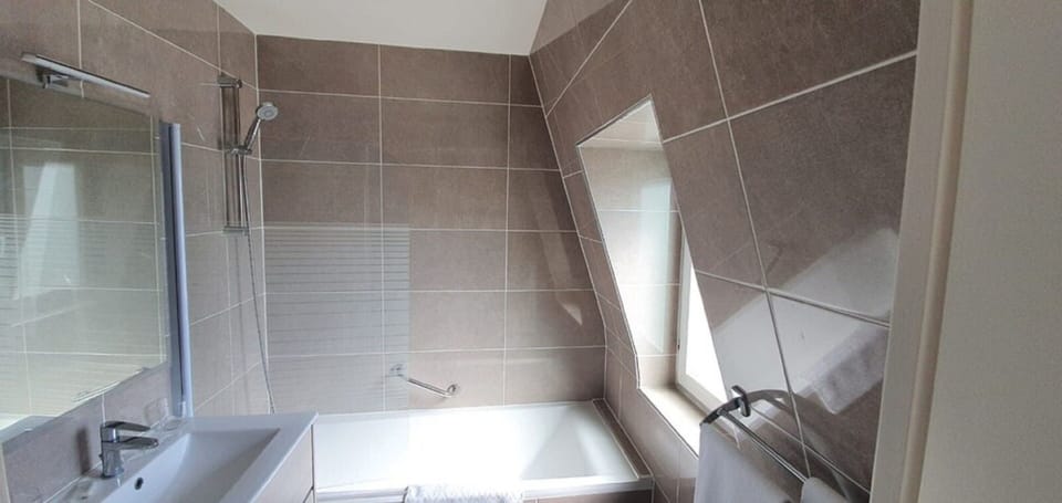 Shower, free toiletries, towels