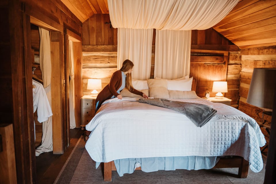Deluxe Cottage, 1 King Bed | Iron/ironing board, WiFi (free), alarm clocks, individually decorated