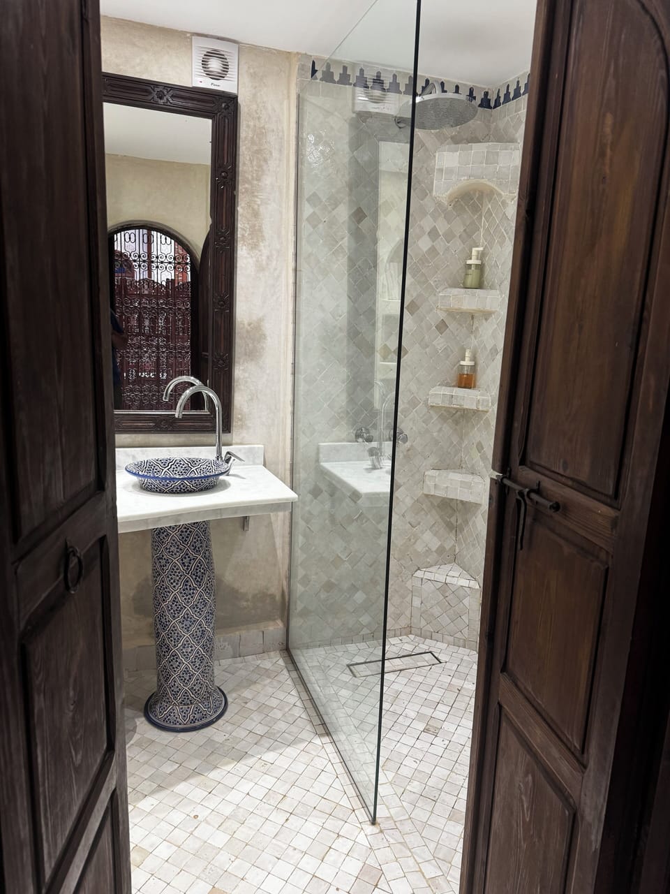 Superior Double or Twin Room, 1 Bedroom, Non Smoking, Courtyard View | Bathroom | Shower, rainfall showerhead, hair dryer, towels