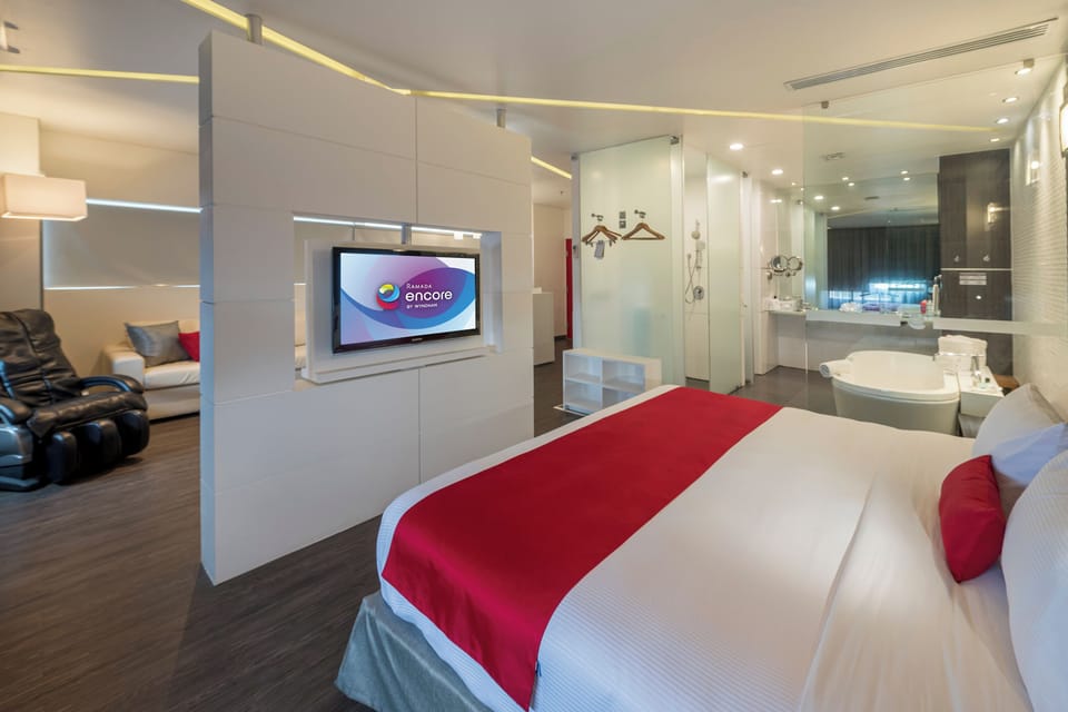 Suite, 1 King Bed, Non Smoking (Relax) | In-room safe, desk, laptop workspace, soundproofing