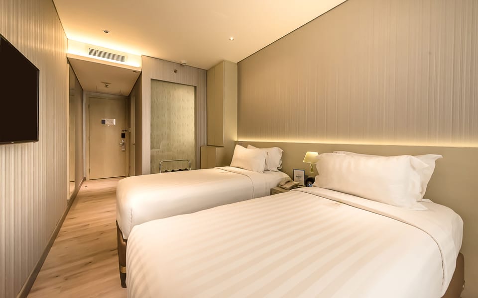 Superior Twin Room | 1 bedroom, premium bedding, in-room safe, desk