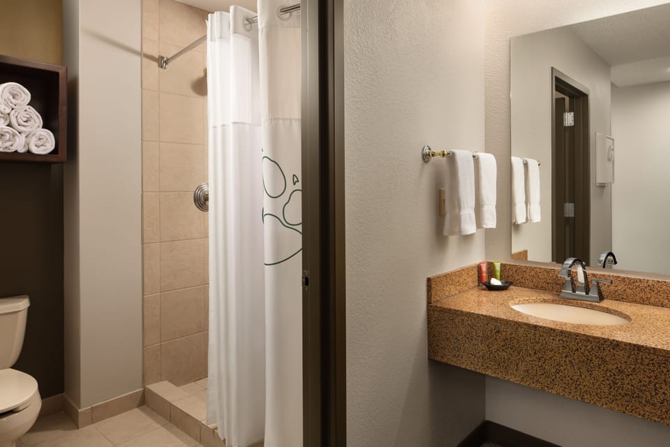 Combined shower/tub, designer toiletries, hair dryer, towels