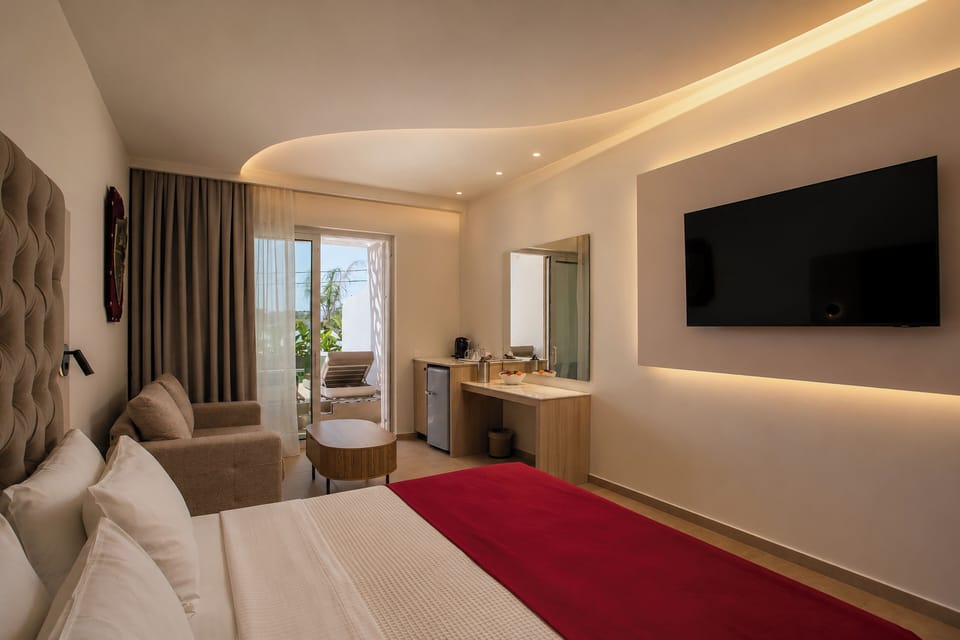 Junior Suite, Private Pool, Pool View | Premium bedding, memory foam beds, in-room safe, soundproofing