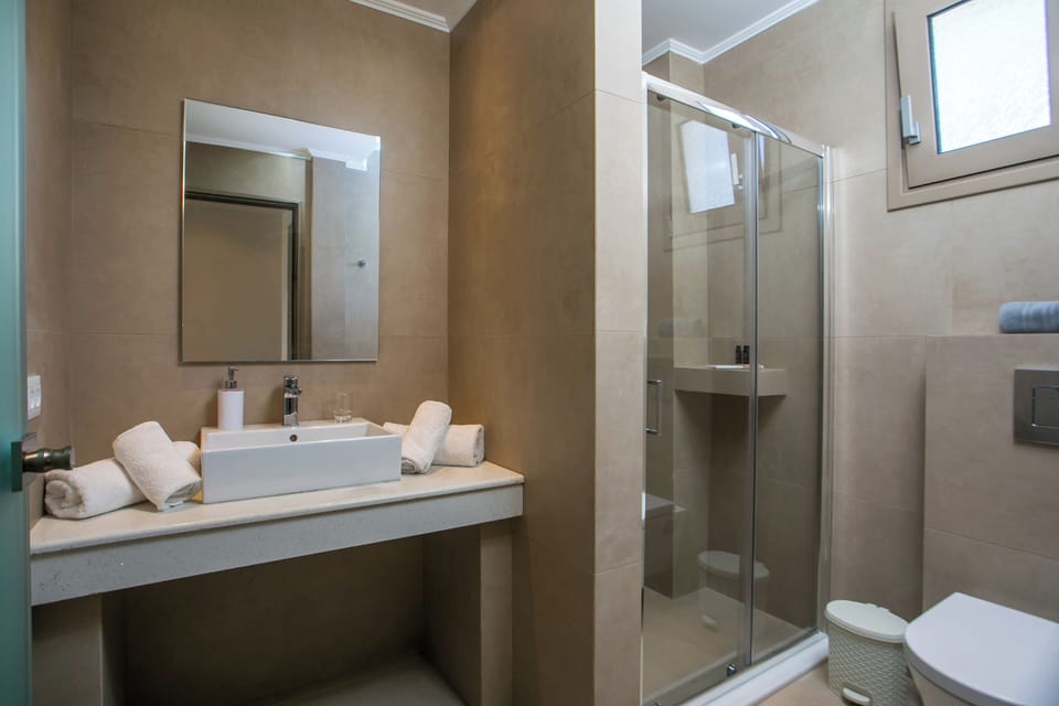 Suite (Adults Only) | Bathroom | Shower, free toiletries, hair dryer, slippers