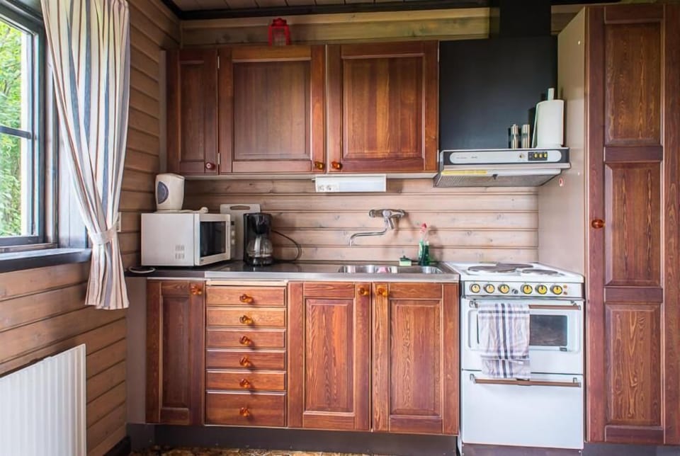 Coffee/tea maker, full-size fridge, microwave, oven
