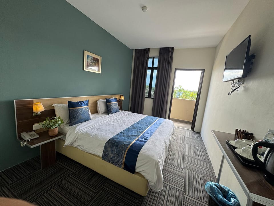 Standard King | In-room safe, desk, iron/ironing board (on request)