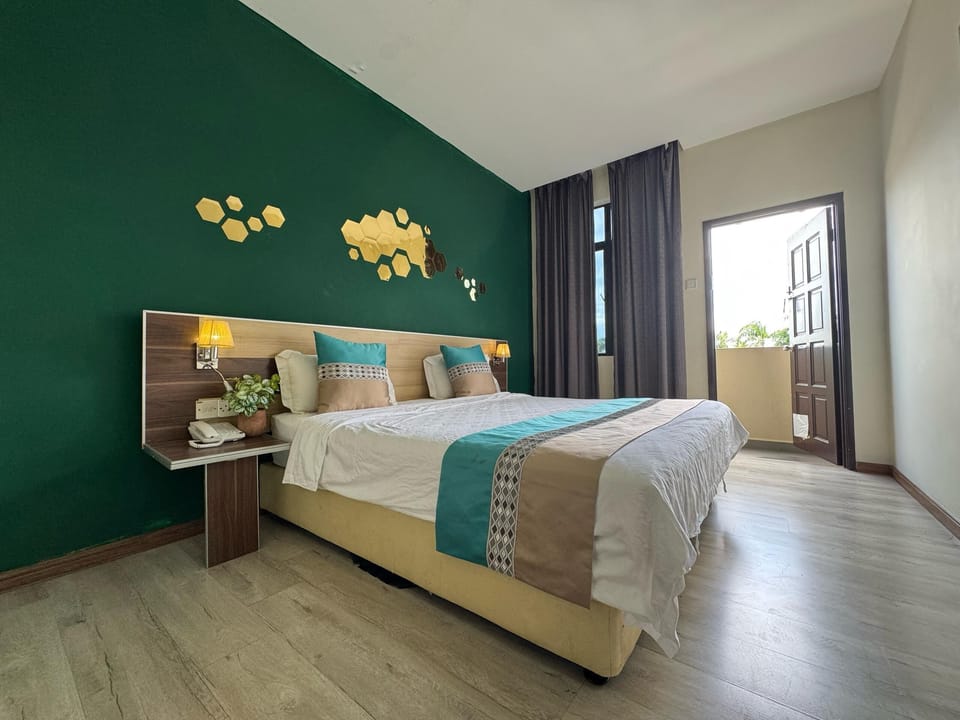 Standard King | In-room safe, desk, iron/ironing board (on request)