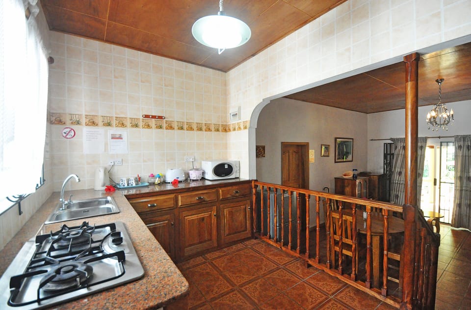 Apartment, 2 Bedrooms | Shared kitchen | Full-size fridge, microwave, oven, electric kettle