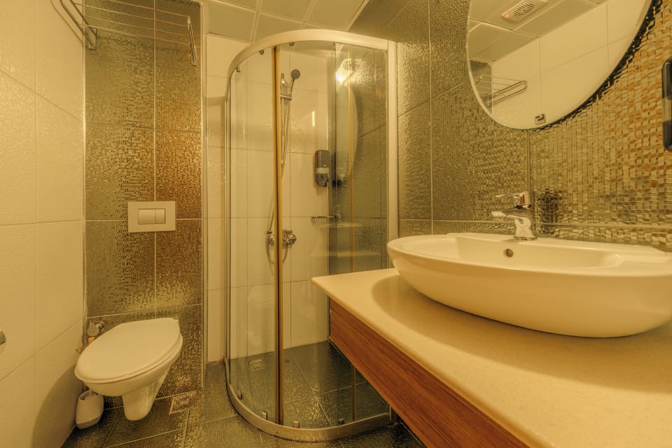 Standard Triple Room | Bathroom | Shower, free toiletries, hair dryer, slippers