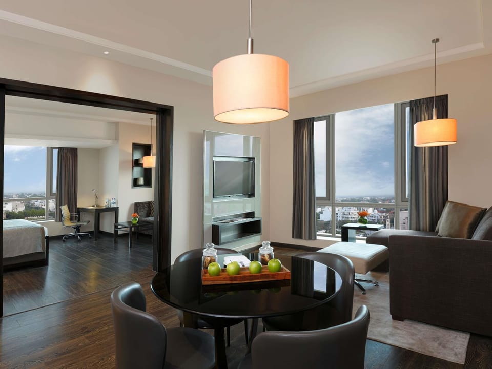 Deluxe Suite (Premium Lounge Access and Spa) | Minibar, in-room safe, desk, soundproofing