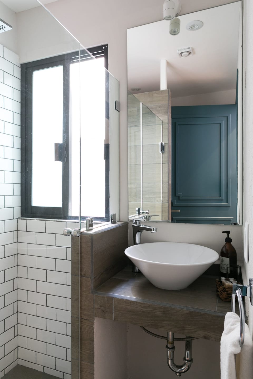 Shower, rainfall showerhead, eco-friendly toiletries, hair dryer