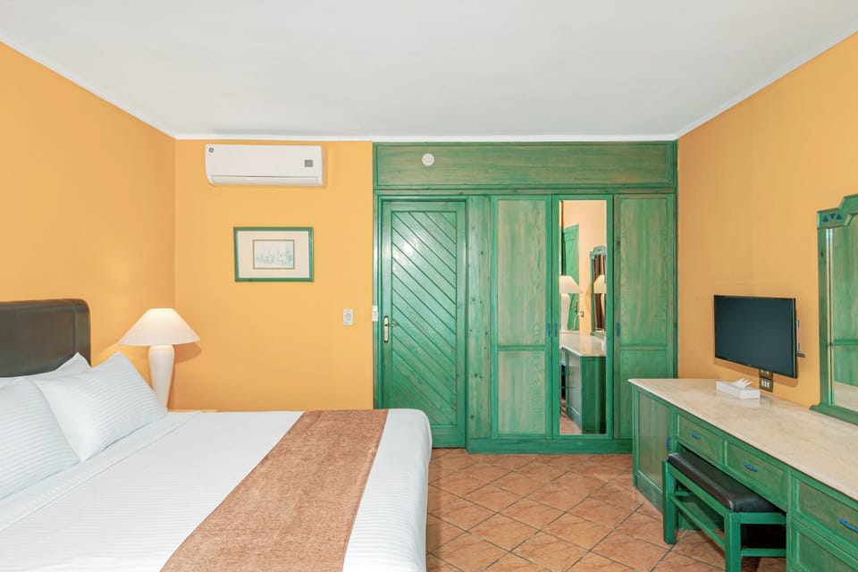 Junior Suite, Sea View | Free minibar, in-room safe, WiFi, bed sheets