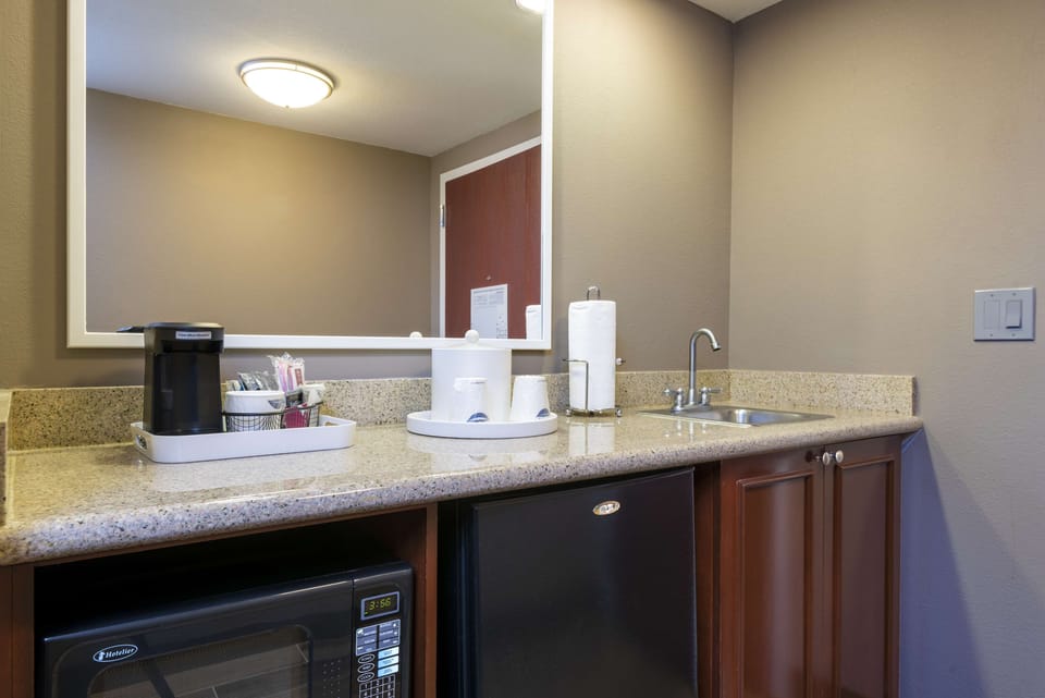 Studio, Accessible, Non Smoking | In-room safe, desk, soundproofing, iron/ironing board