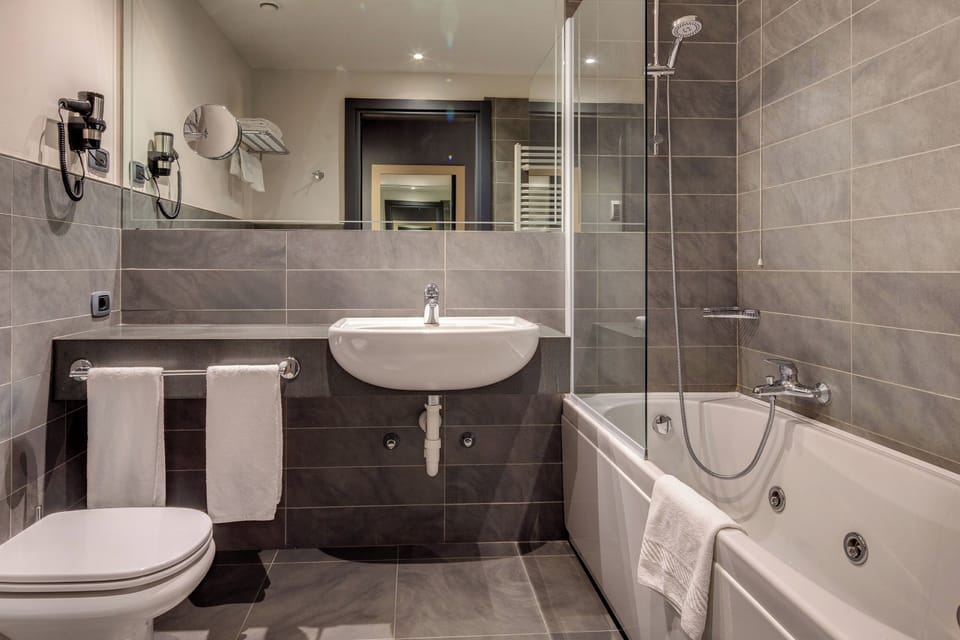 Superior Twin Room | Bathroom | Combined shower/tub, eco-friendly toiletries, hair dryer, slippers