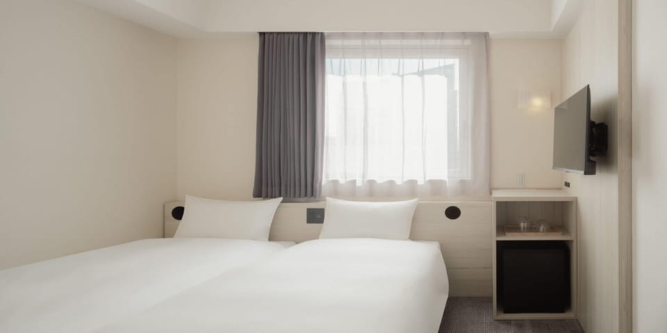 Twin Room, Non Smoking | Hypo-allergenic bedding available, desk, laptop workspace