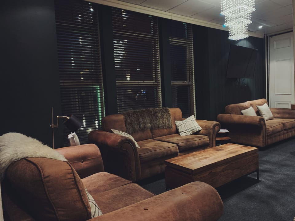 Lobby lounge