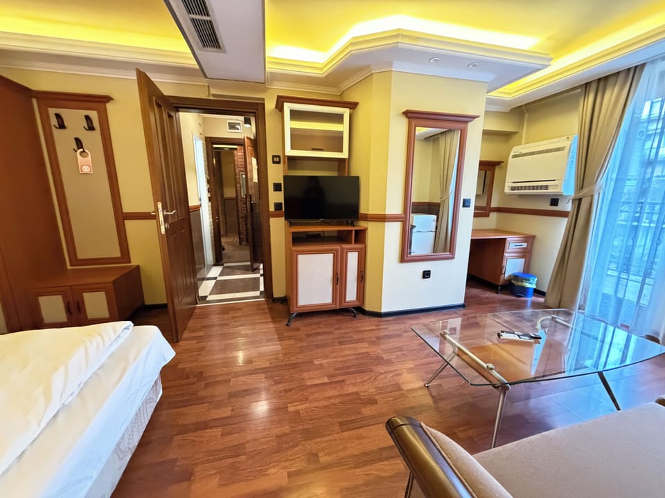 Deluxe Room (Deluxe Room 2) | Premium bedding, minibar, individually decorated, individually furnished