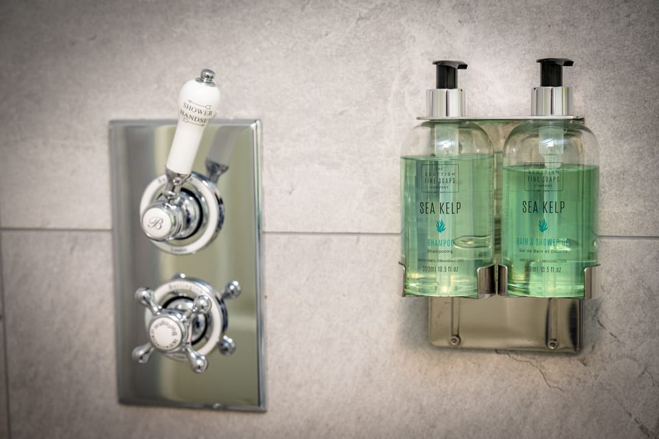 Family Suite, 2 Bedrooms | Bathroom | Shower, towels