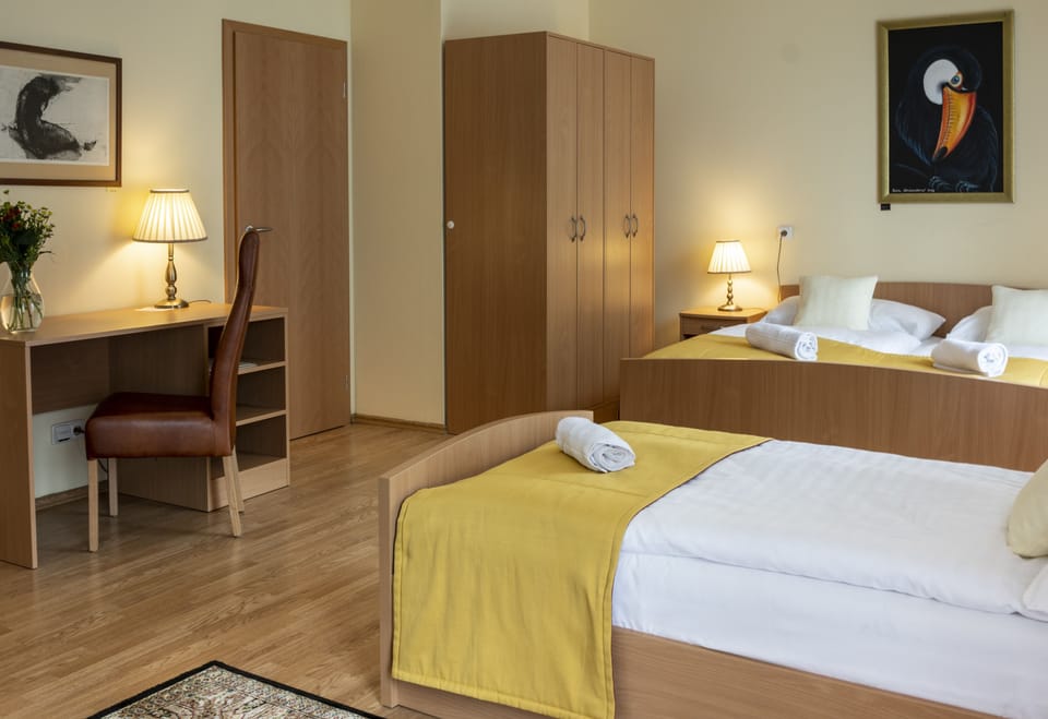 Triple Room | Memory foam beds, in-room safe, desk, free cribs/infant beds