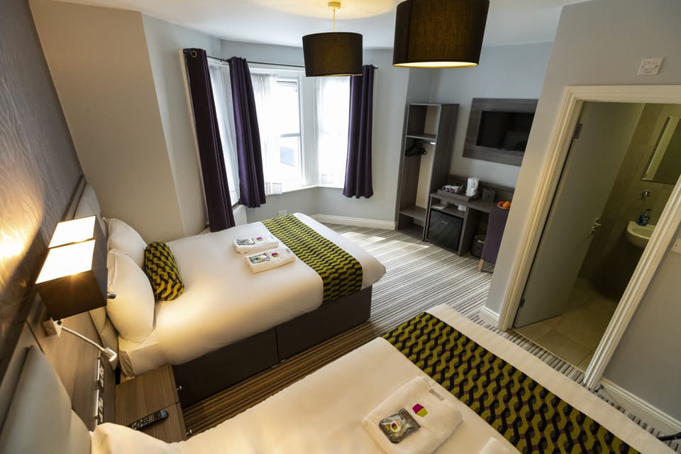 Quadruple Room | In-room safe, desk, iron/ironing board, free WiFi