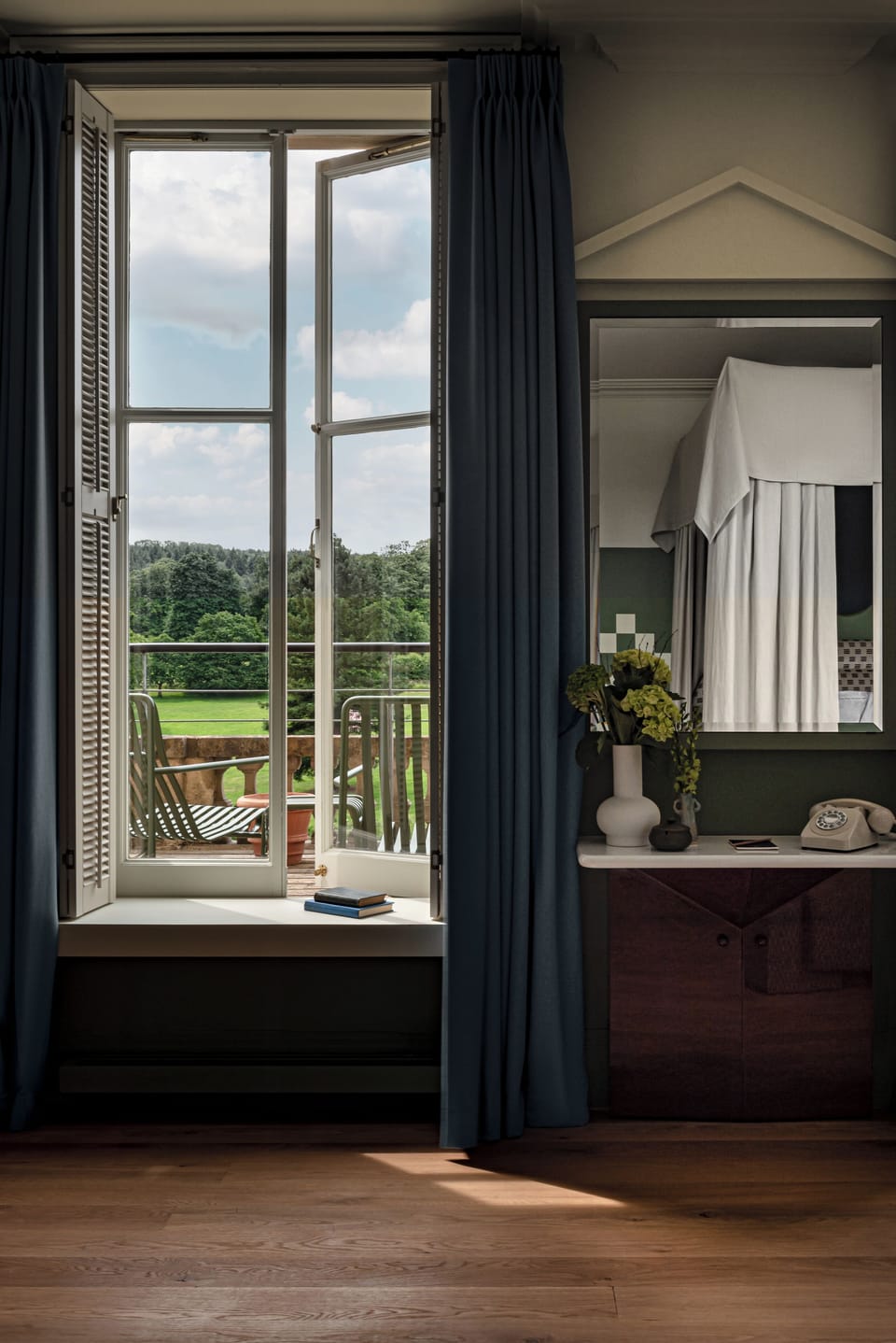 Suite (Cowley Manor) | Egyptian cotton sheets, premium bedding, pillowtop beds, minibar
