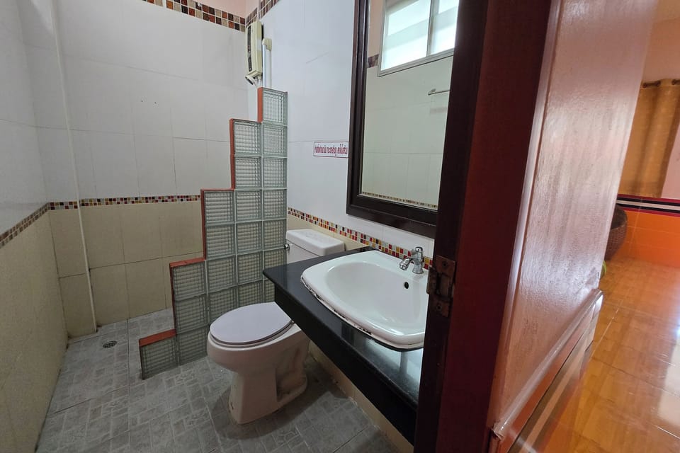 Standard Room | Bathroom | Shower, free toiletries, towels