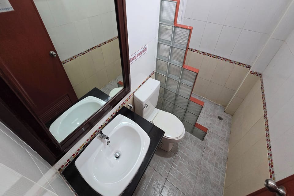 Shower, free toiletries, towels