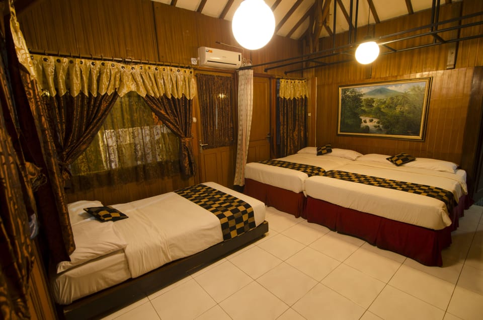 Family Room (6 Person) | Desk, laptop workspace, iron/ironing board, free WiFi