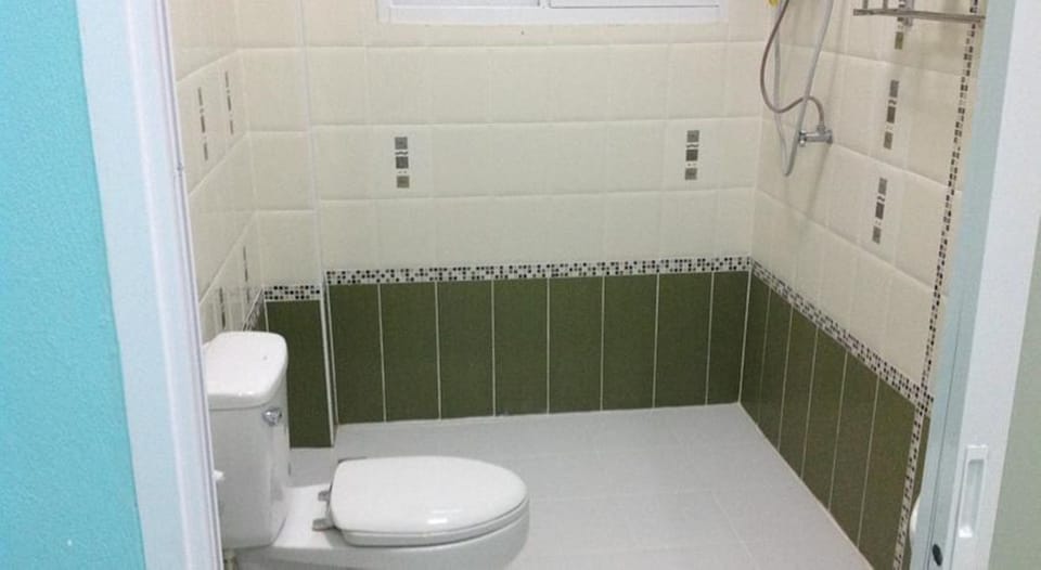 Standard Double Room | Bathroom | Shower, free toiletries, towels