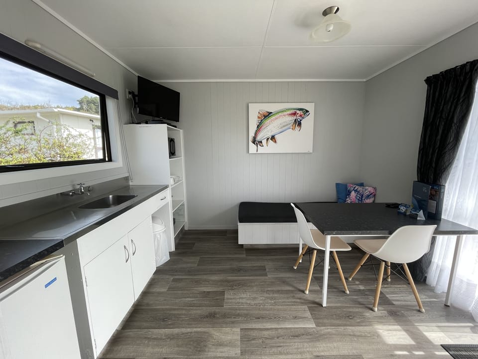 Deluxe Cabin, Shared Bathroom | Living area