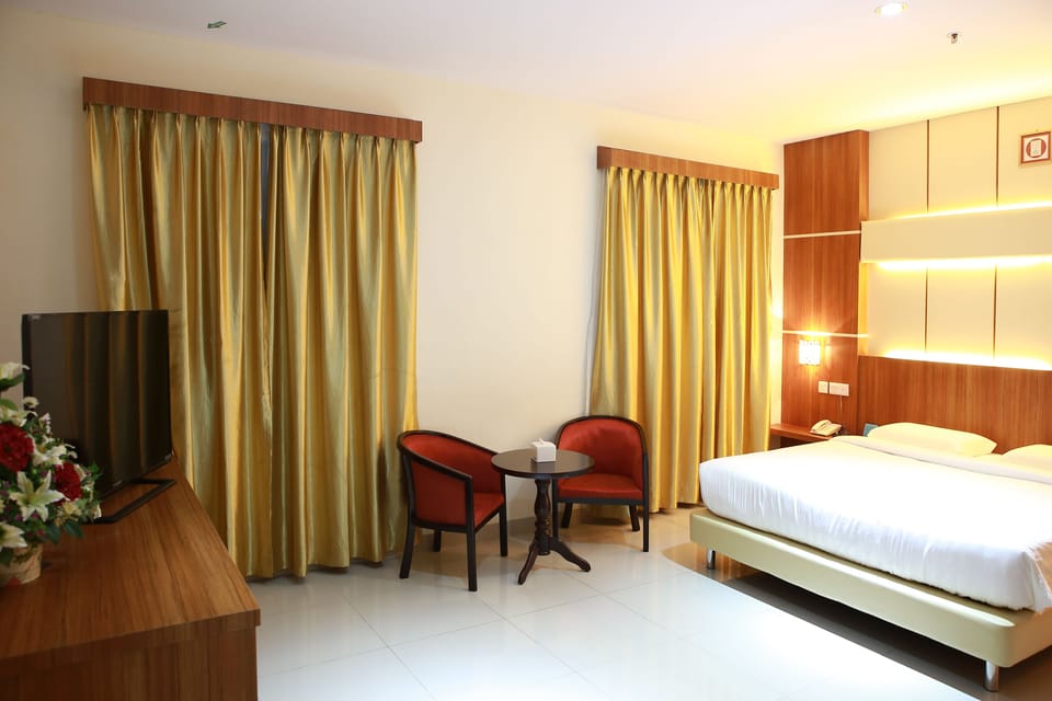 Suite | Desk, WiFi (free), bed sheets