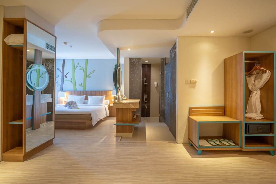 Livio Suite Room | Minibar, in-room safe, desk, soundproofing