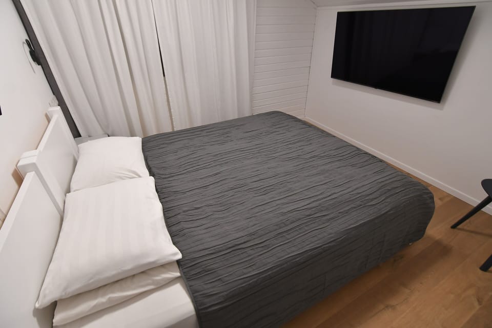Royal Suite | Desk, soundproofing, iron/ironing board, free cribs/infant beds