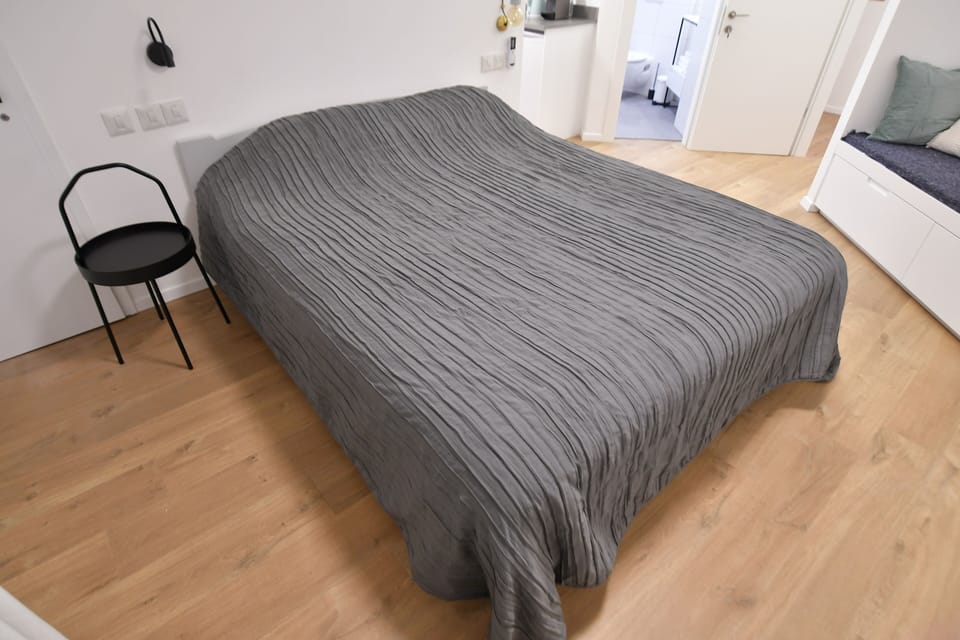 Studio | Desk, soundproofing, iron/ironing board, free cribs/infant beds