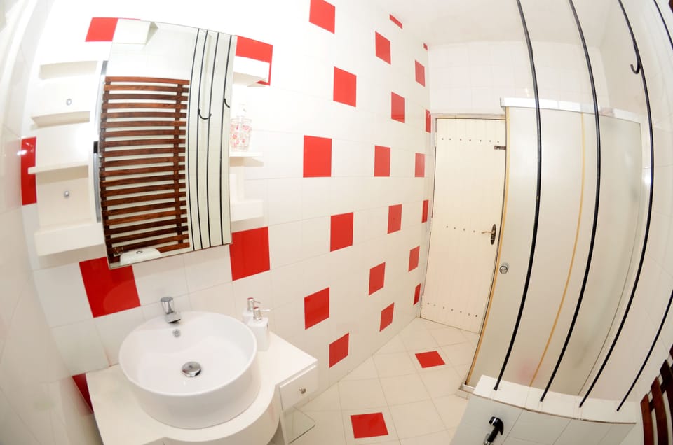 Standard Double Room, 1 Double Bed, Non Smoking | Bathroom | Shower, free toiletries, towels