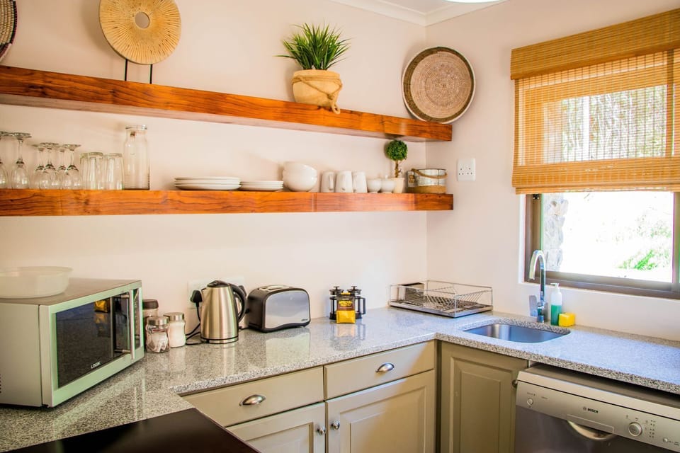 Deluxe Room, 1 King Bed, River View | Private kitchen