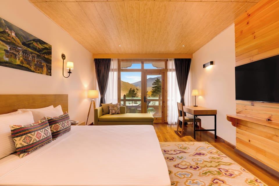 Deluxe King Room | Premium bedding, in-room safe, desk, WiFi (free)