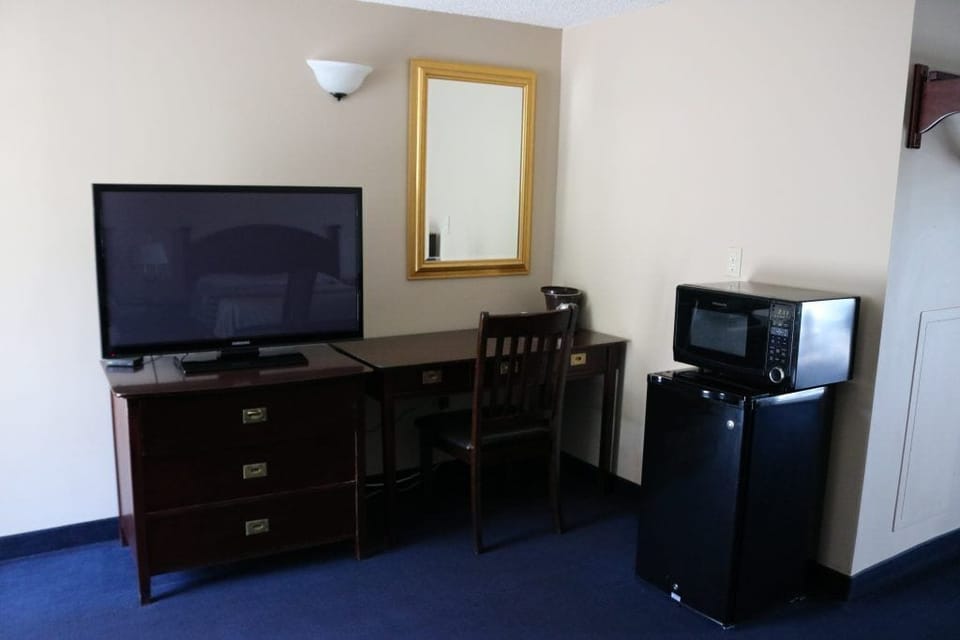 Family Room | Desk, iron/ironing board, free WiFi, bed sheets
