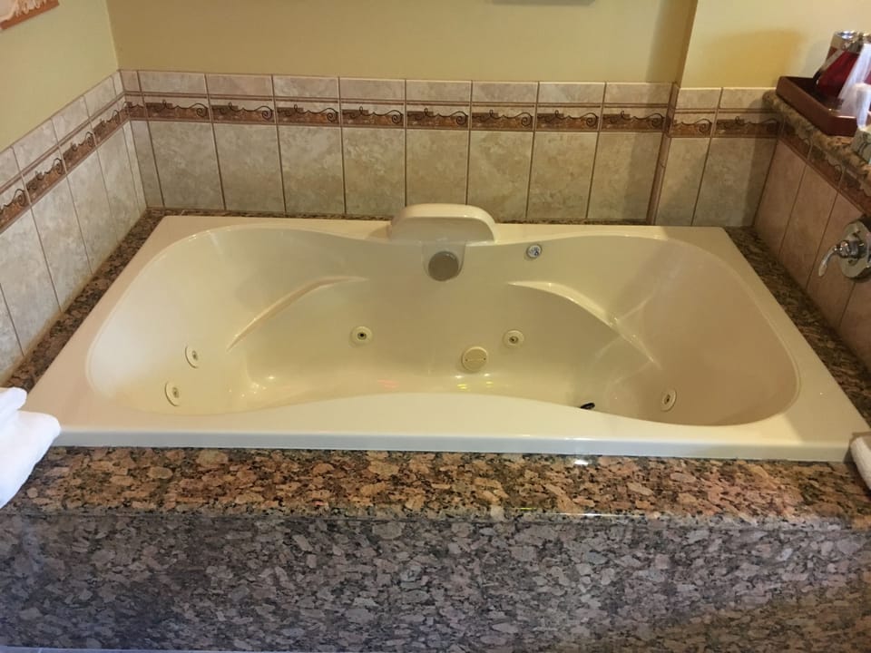 Room, 1 King Bed, Non Smoking, Jetted Tub | Jetted tub