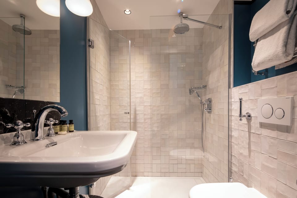 Classic Room | Bathroom | Free toiletries, hair dryer, towels, soap